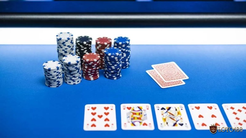 Poker tournament khác biệt hoàn toàn ở chỗ tất cả người chơi bắt đầu số chip bằng nhau và thi đấu đến khi chỉ còn lại một người chiến thắng